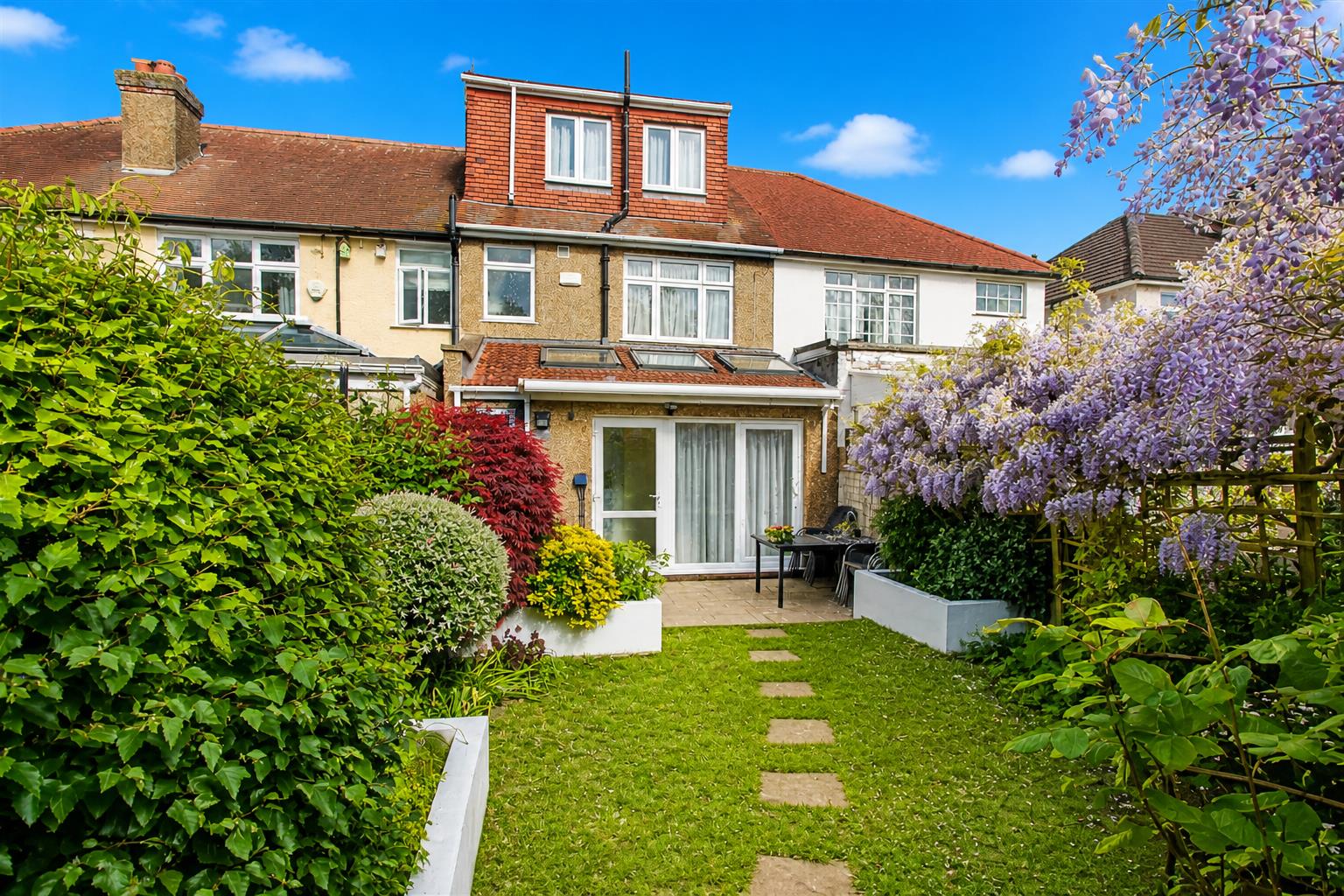 4 bed property in Stoneleigh Avenue, Worcester Park
